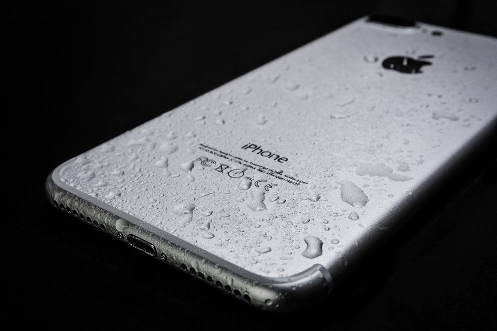 Έπεσε το iPhone σου στο νερό? Μάθε τι πρέπει να κάνεις άμεσα!