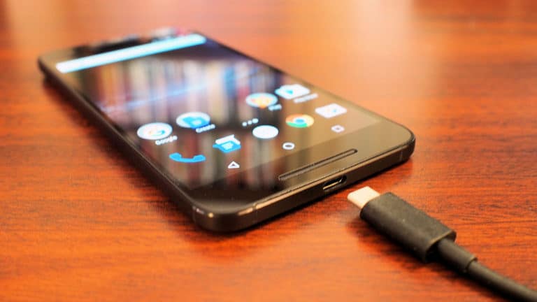 How do I correctly charge my smartphone?
